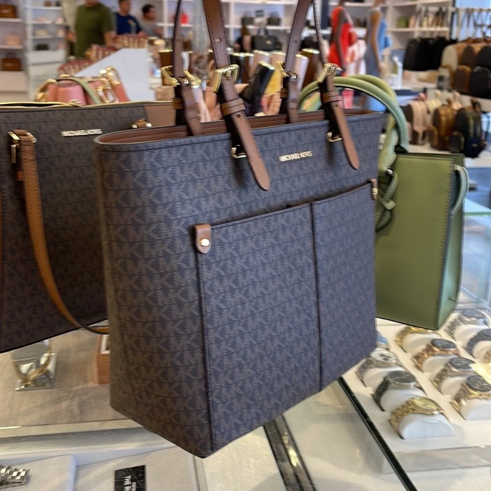 MICHAEL KORS JET SET TRAVEL MEDIUM DOUBLE POCKET TOTE 
BROWN SIGNATURE
NWT - Picture 3 of 16